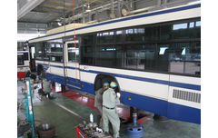 ブレーキの点検を行っている写真