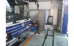 ライトの点検を行っている写真