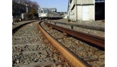 画像はレールの脇に設置されたサードレール（藤が丘車庫）