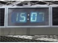 ホームの液晶式デジタル時計