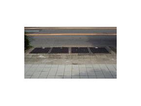 歩道上の通気口の写真
