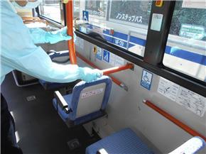 市バスの清掃の様子