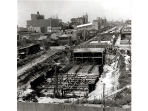 錦通（建設中の栄町駅）