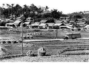 昭和38年頃　現在の名東区一社付近を走るボンネットバス