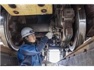 電車工場職員の仕事風景の写真。