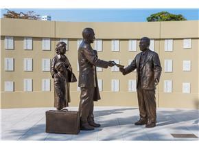 杉原千畝広場　センポ　スギハラ　メモリアル　ブロンズ像の写真